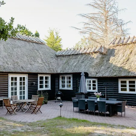 Thatched Summer Perfect For Two Families Casa vacanze